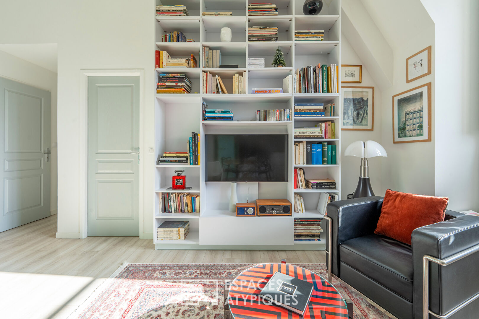 The elegance of a castle, the intimacy of an apartment