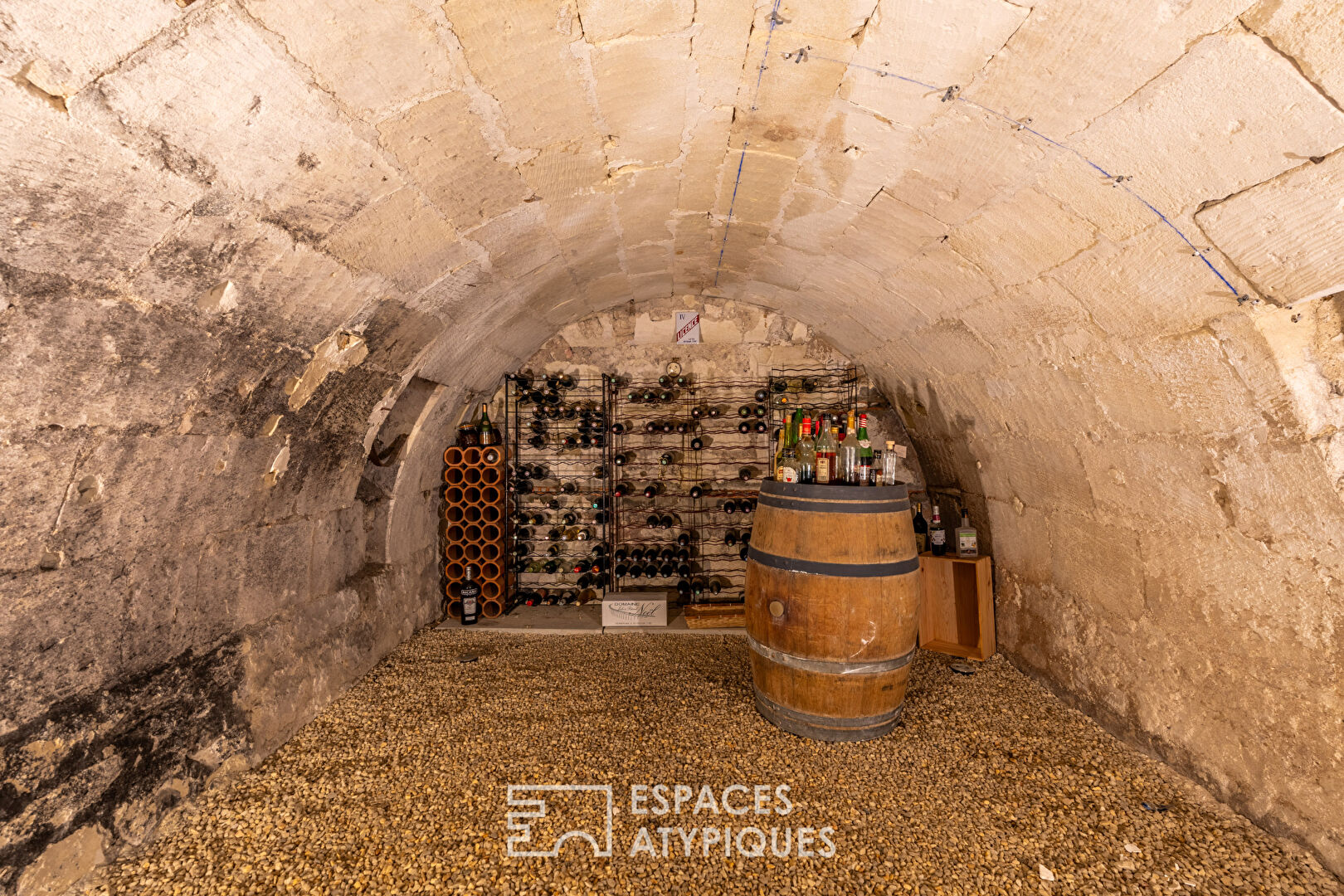 Authentique maison de bourg en pierre avec garage et cave voûtée