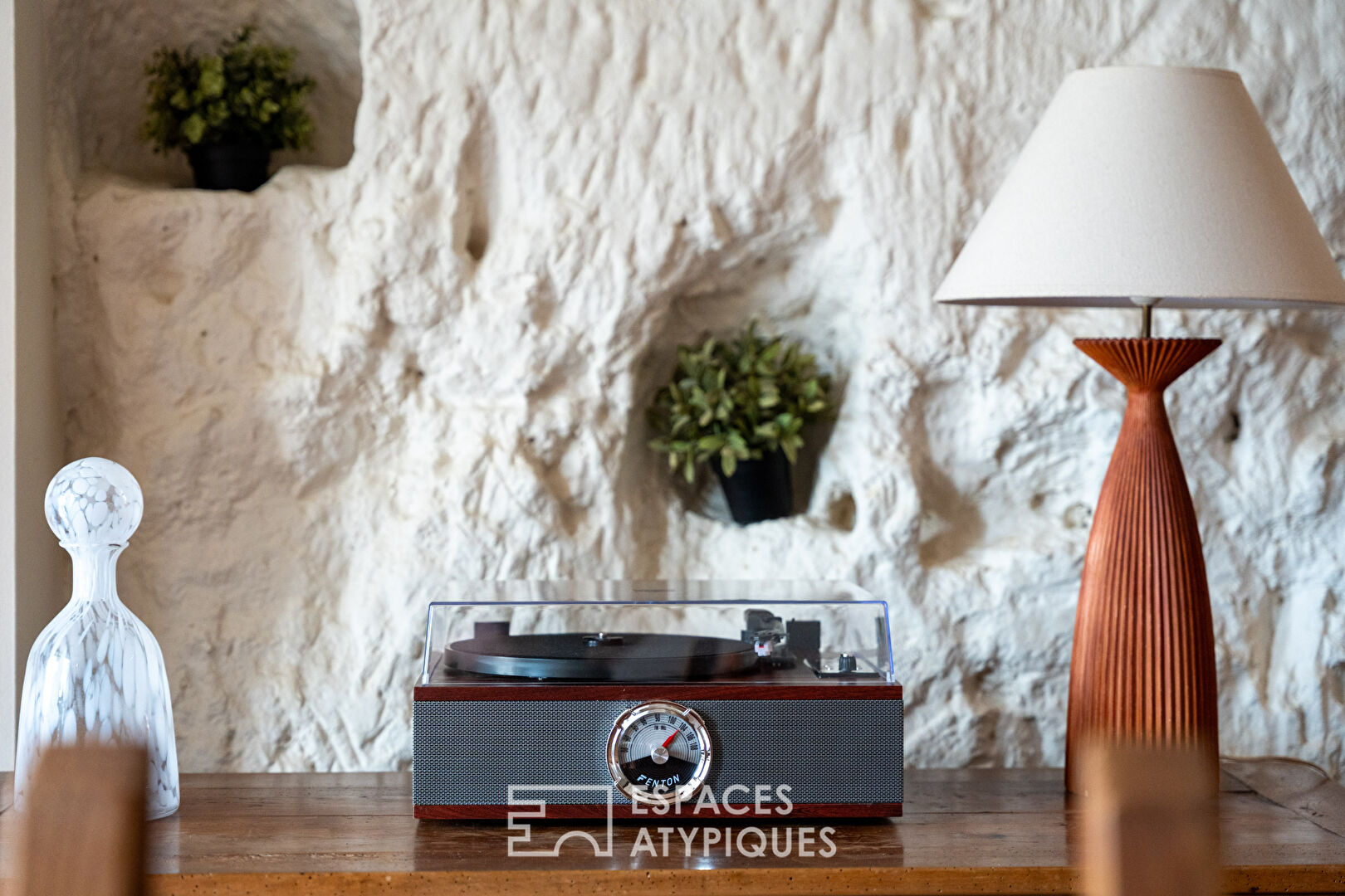 Between stone and light, a troglodyte house designed for the family