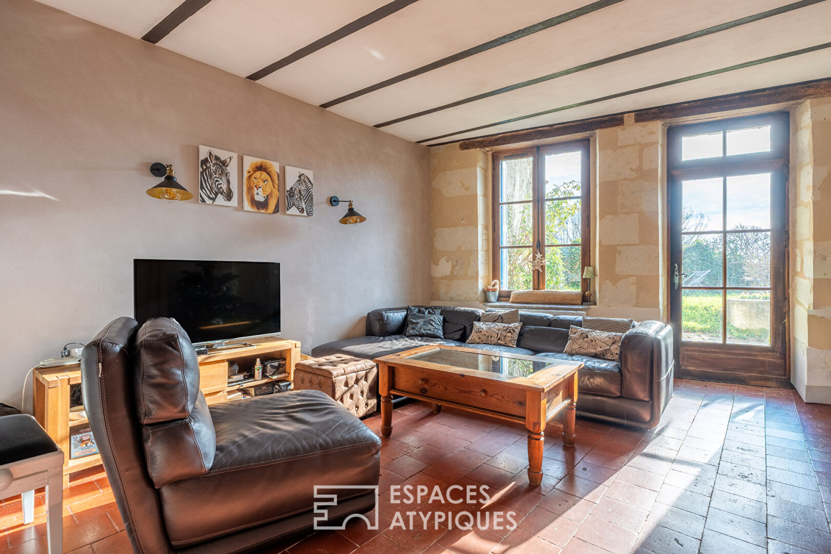Between stone and light, a troglodyte house designed for the family
