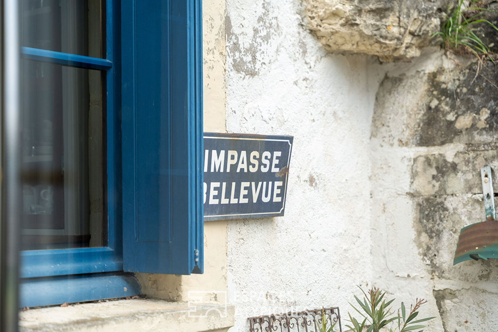 Between stone and light, a troglodyte house designed for the family