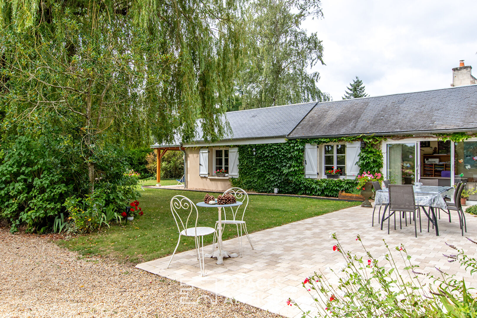 Maison de campagne avec piscine au milieu des vignes