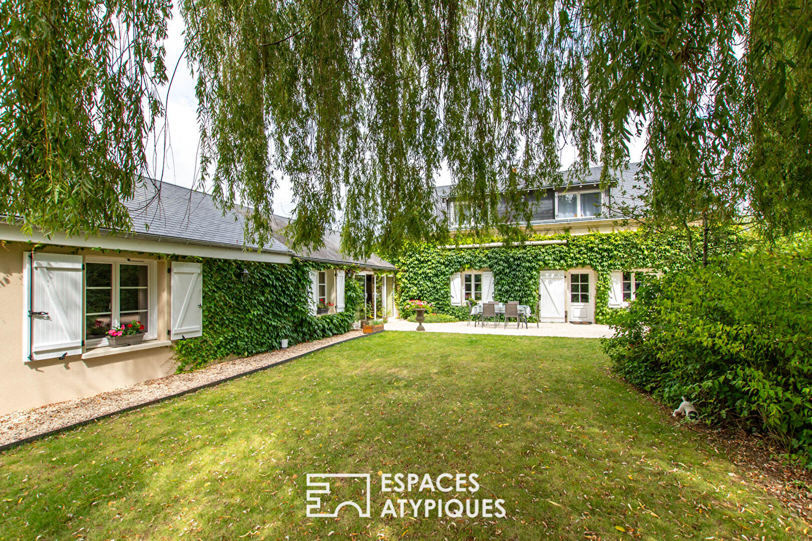 Maison de campagne avec piscine au milieu des vignes