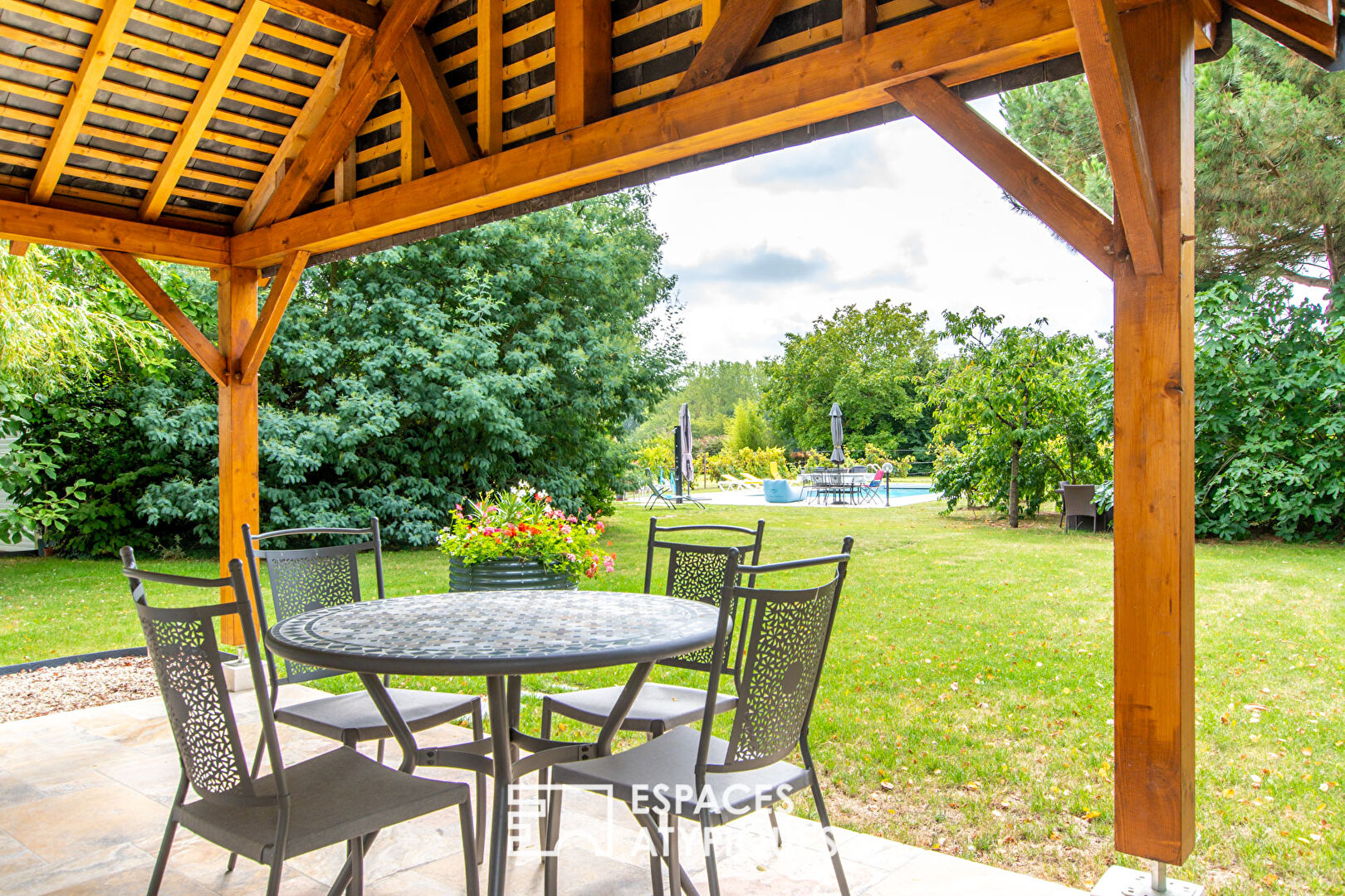 Maison de campagne avec piscine au milieu des vignes