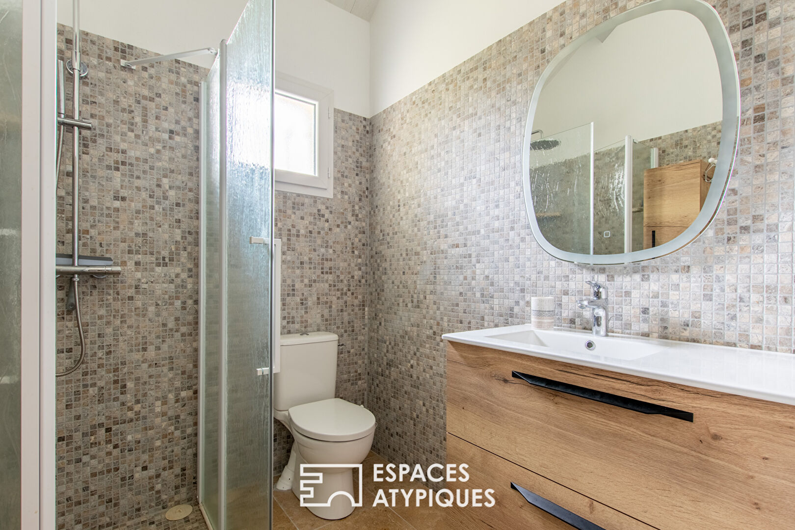 Maison de campagne avec piscine au milieu des vignes