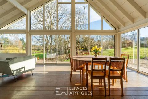 Maison de charme avec extension contemporaine surplombant le golf