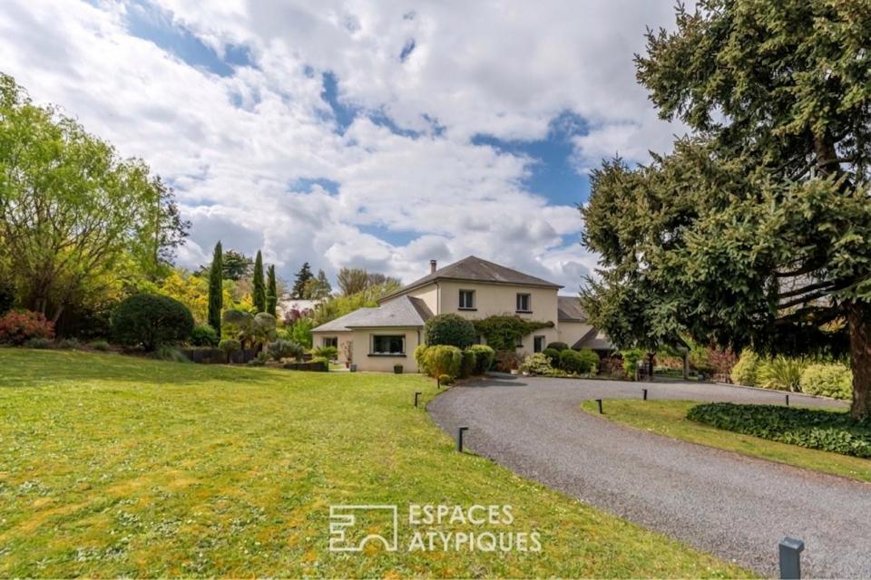 Maison de standing ouverte sur jardin paysager aux portes de Tours