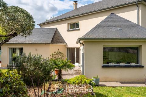 Maison de standing ouverte sur jardin paysager aux portes de Tours