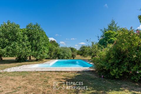 Former farmhouse with swimming pool and outbuildings