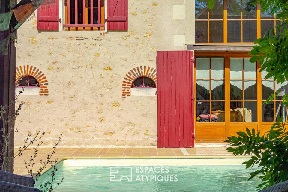Dans l'ancien clos du prieuré, maison de caractère avec piscine
