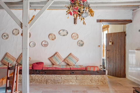 Dans l&rsquo;ancien clos du prieuré, maison de caractère avec piscine