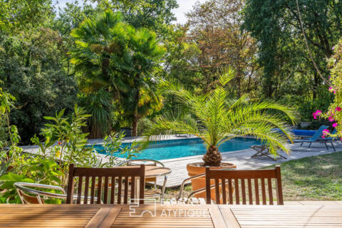 Bright family home with swimming pool