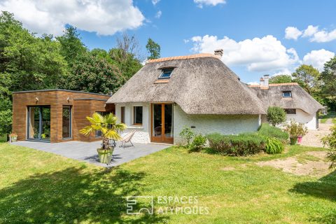Belle chaumière avec extension contemporaine et piscine dans un cadre naturel d’exception