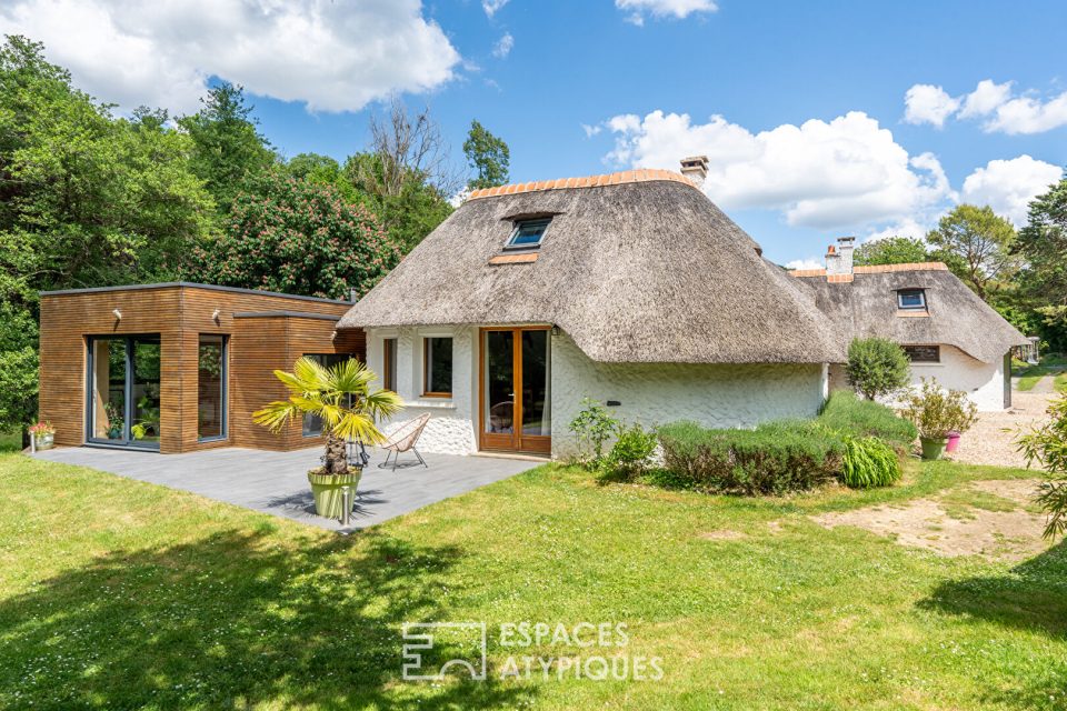 Belle chaumière avec extension contemporaine et piscine dans un cadre naturel d'exception