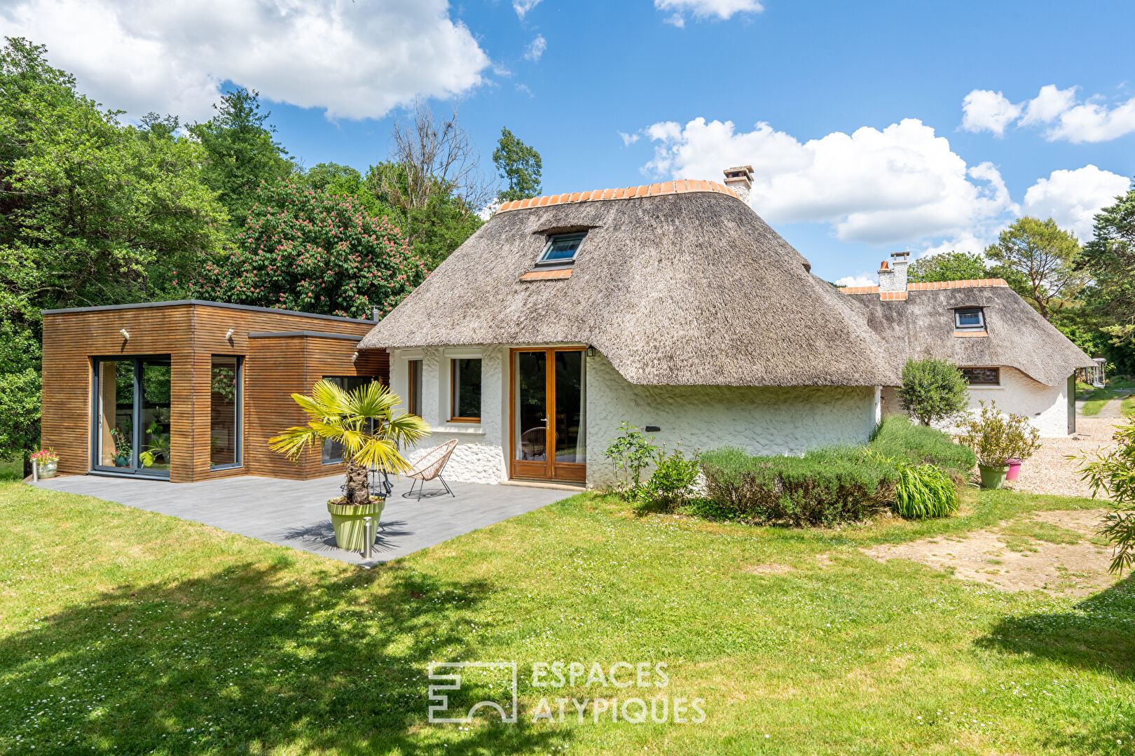 Belle chaumière avec extension contemporaine et piscine dans un cadre naturel d’exception