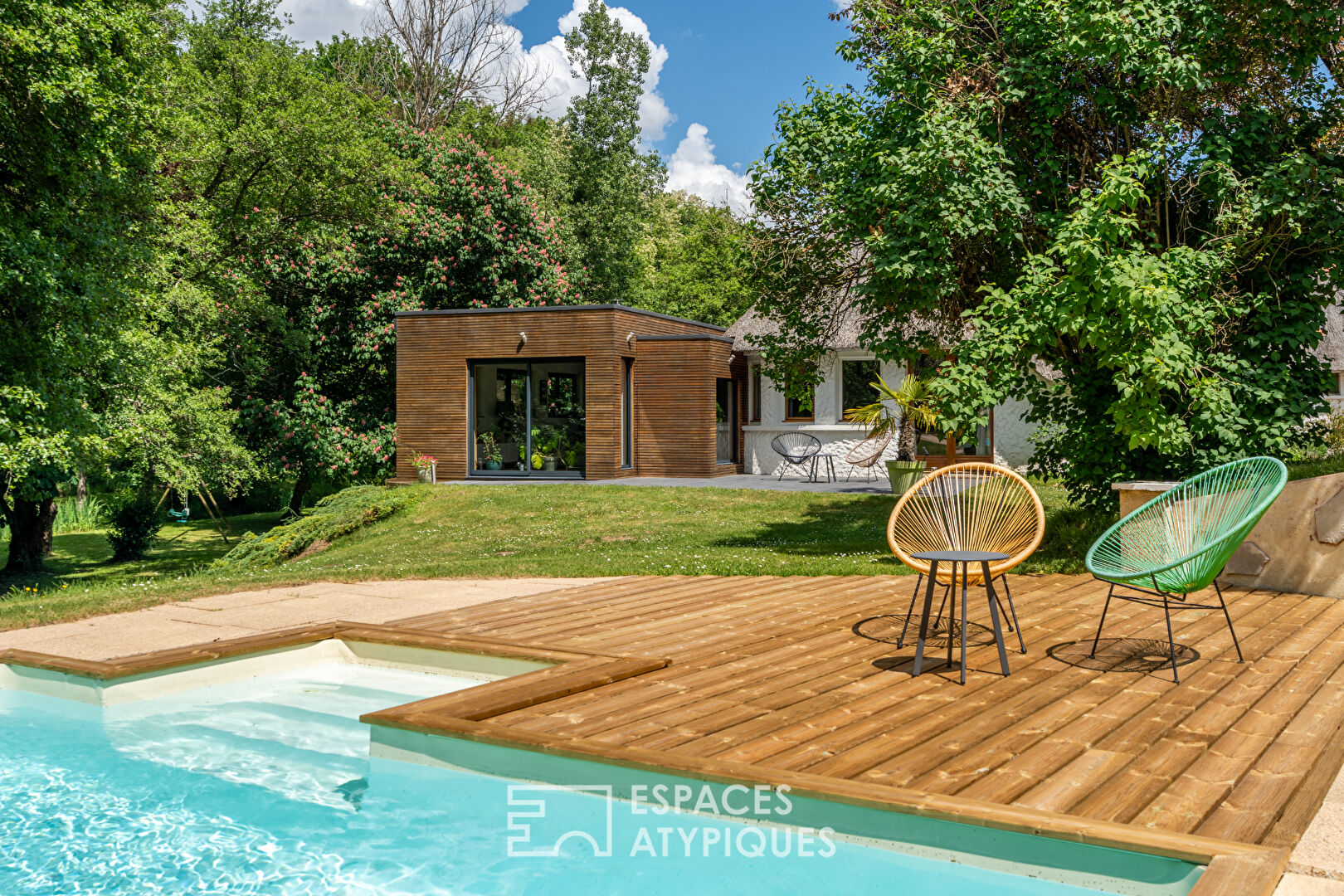 Belle chaumière avec extension contemporaine et piscine dans un cadre naturel d’exception