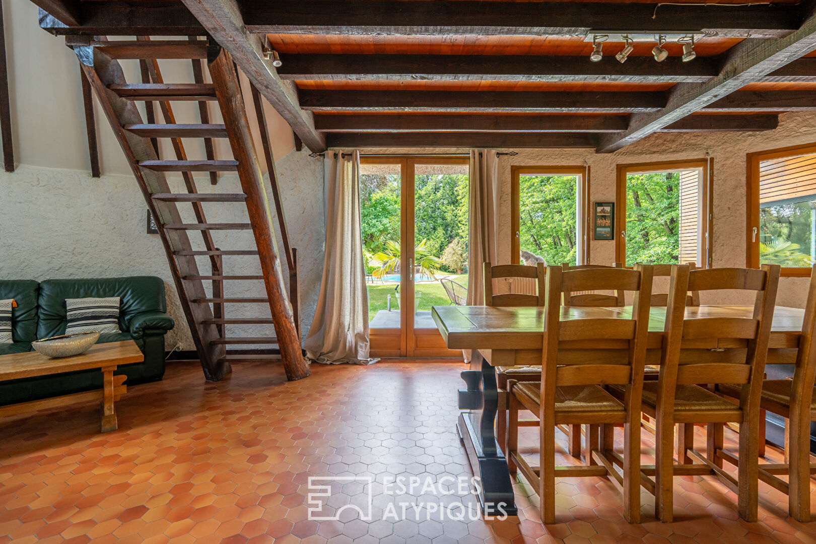 Belle chaumière avec extension contemporaine et piscine dans un cadre naturel d’exception