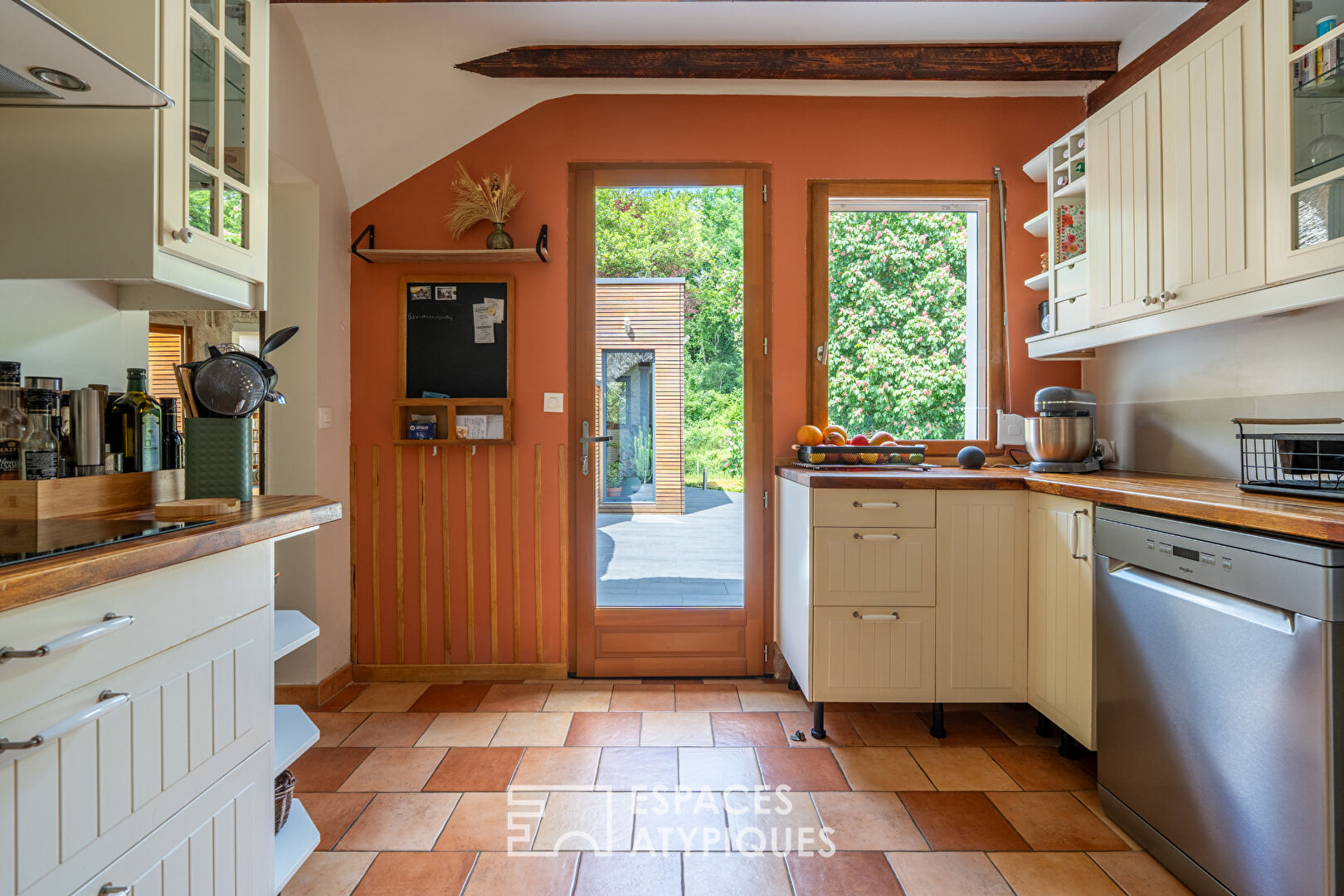 Belle chaumière avec extension contemporaine et piscine dans un cadre naturel d’exception