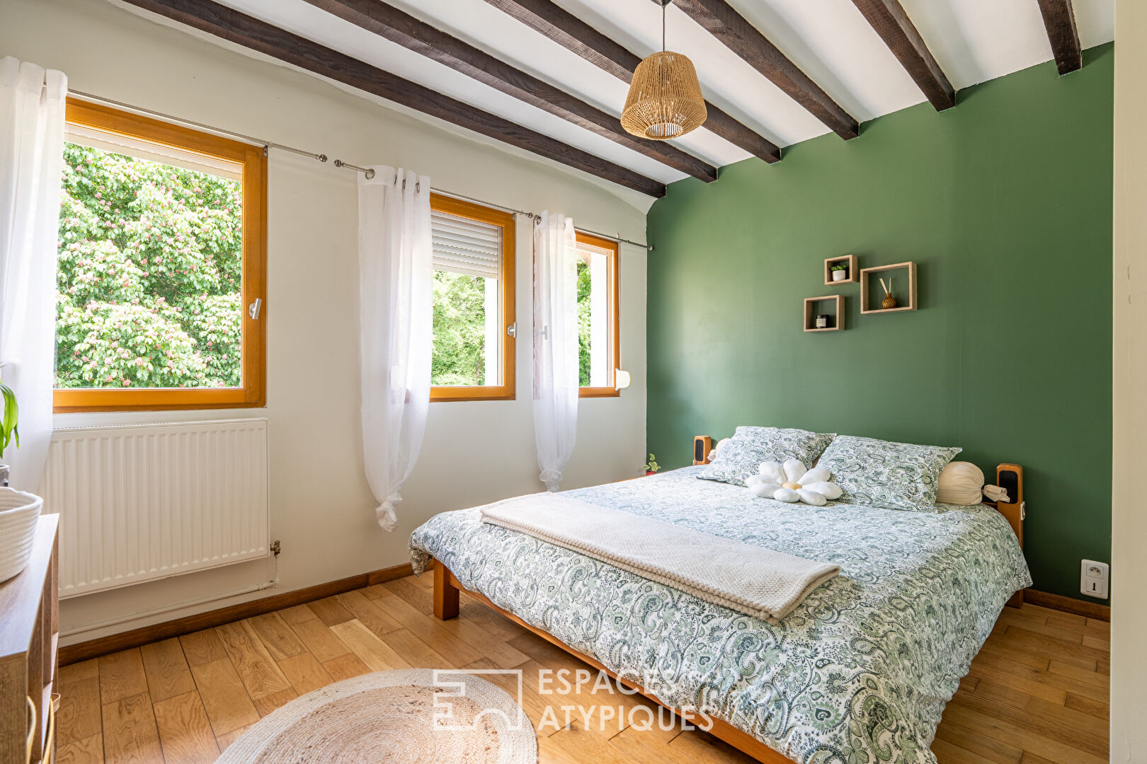 Belle chaumière avec extension contemporaine et piscine dans un cadre naturel d’exception
