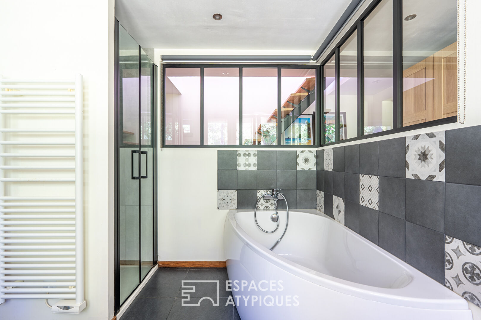Belle chaumière avec extension contemporaine et piscine dans un cadre naturel d’exception