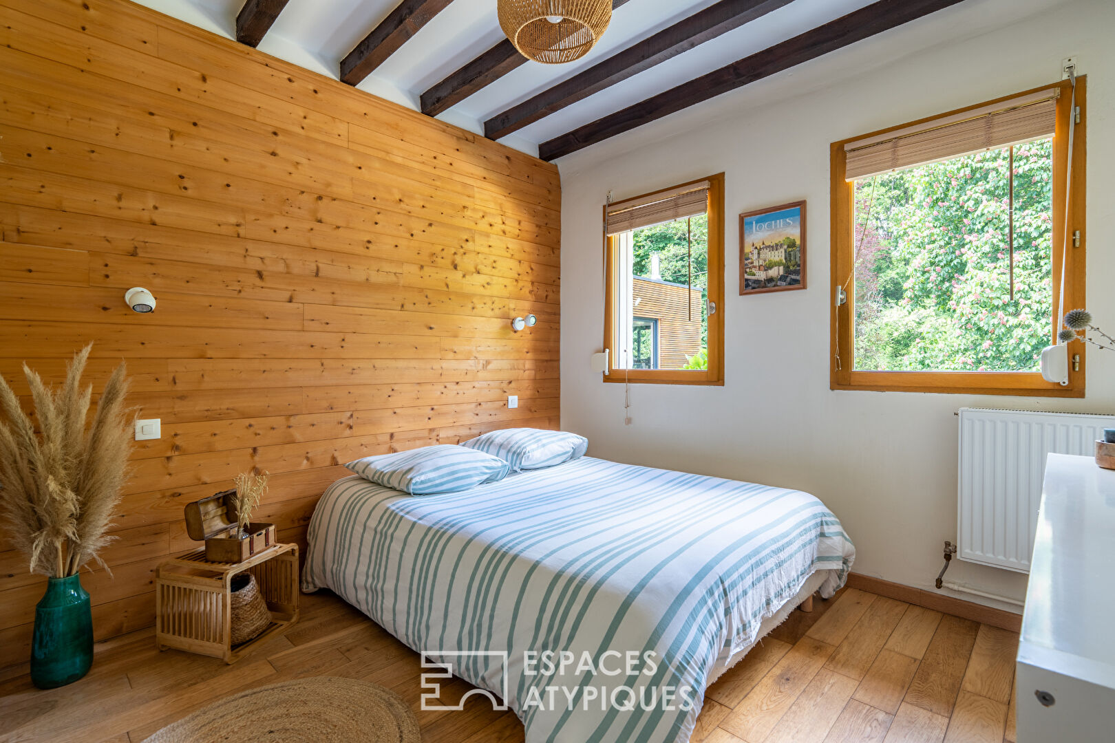 Belle chaumière avec extension contemporaine et piscine dans un cadre naturel d’exception