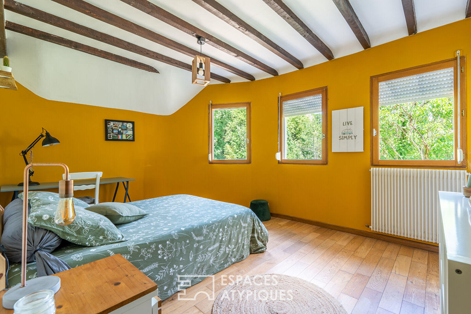 Belle chaumière avec extension contemporaine et piscine dans un cadre naturel d’exception