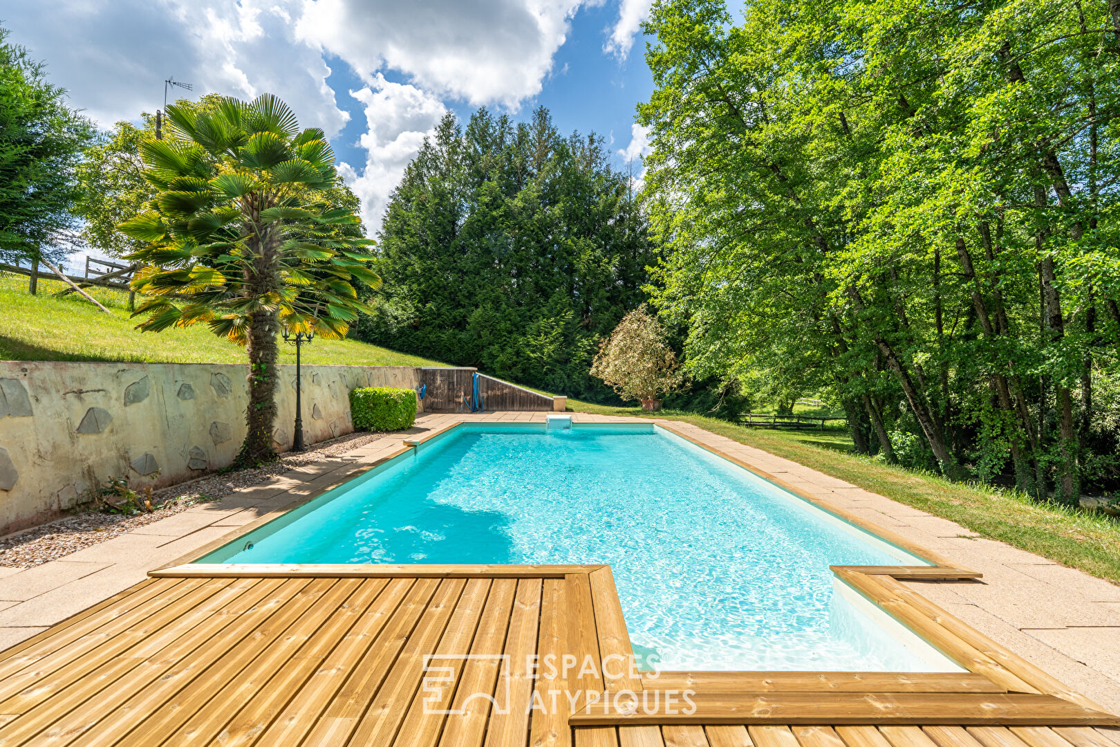 Belle chaumière avec extension contemporaine et piscine dans un cadre naturel d’exception