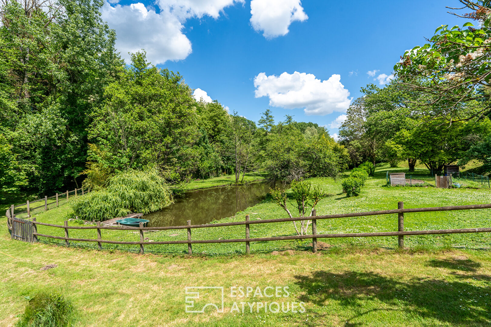 Belle chaumière avec extension contemporaine et piscine dans un cadre naturel d’exception