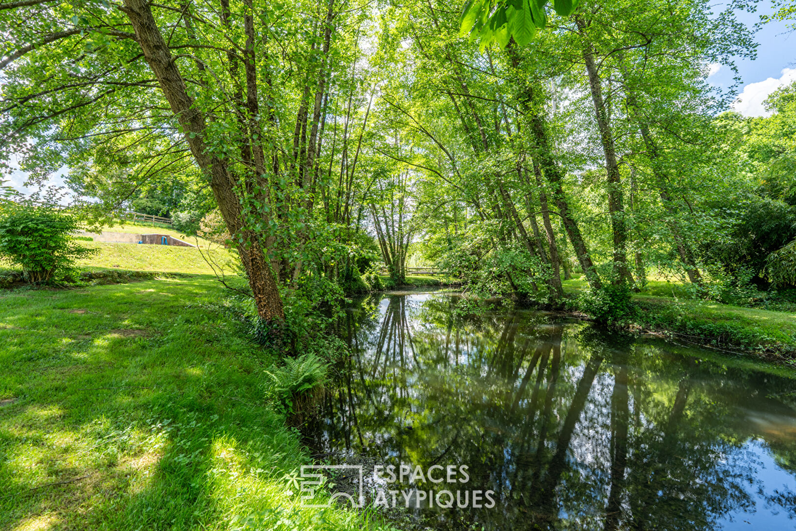 Belle chaumière avec extension contemporaine et piscine dans un cadre naturel d’exception