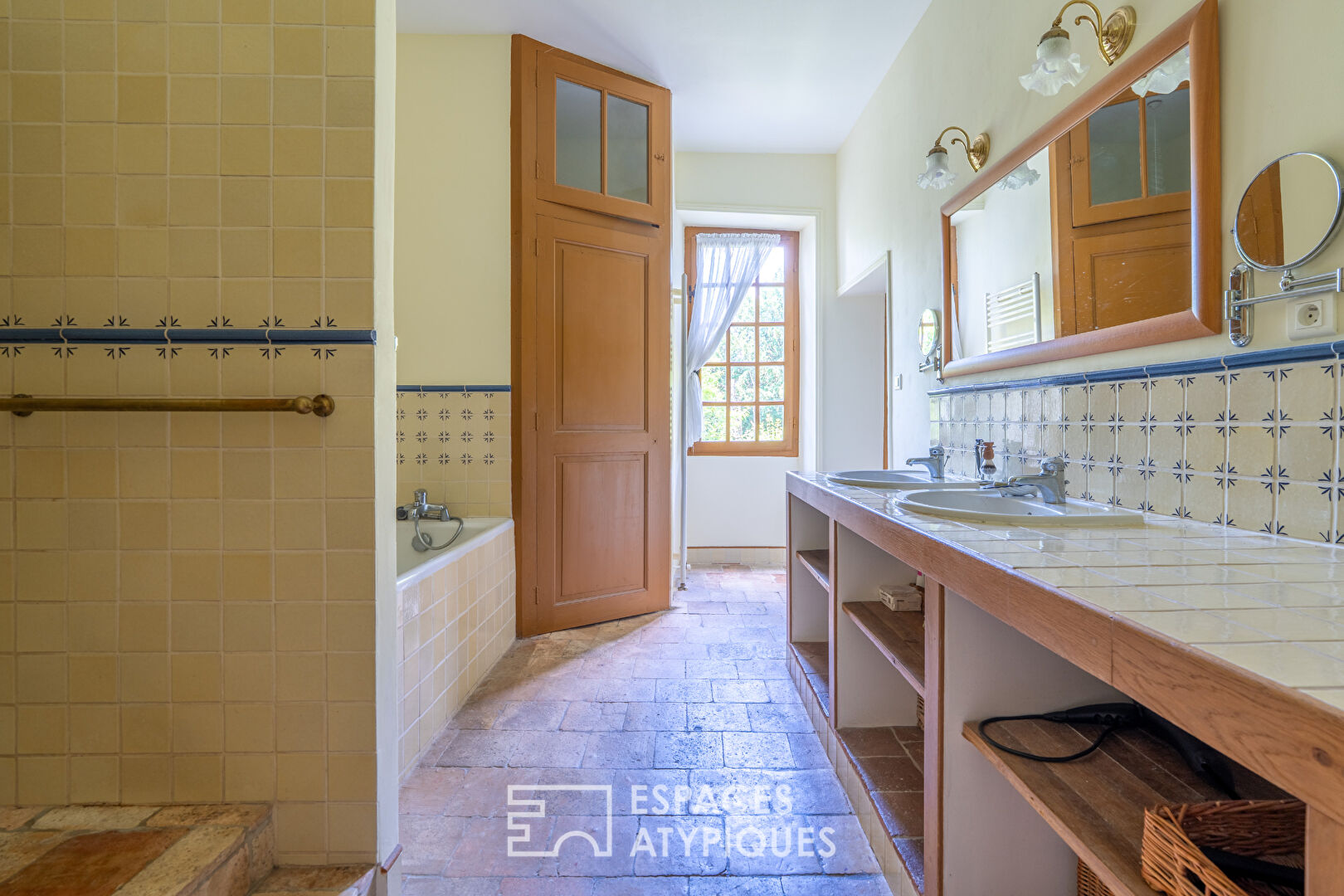 Old character house with garden on the outskirts of Amboise