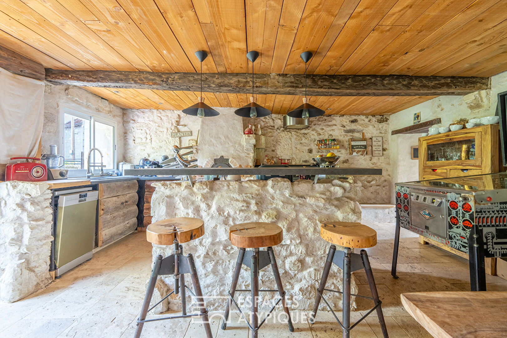 Renovated house with cottage in its green setting