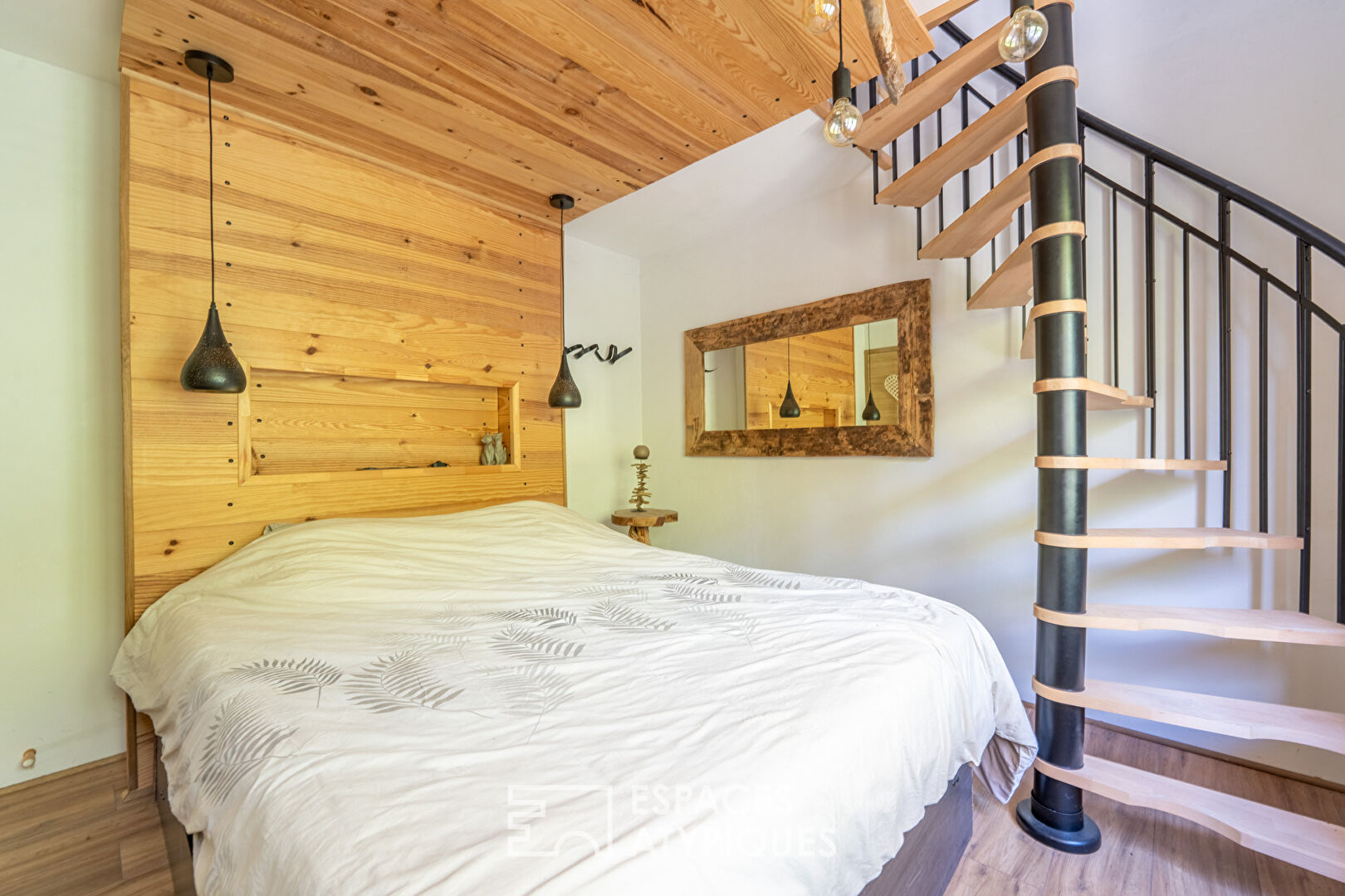 Renovated house with cottage in its green setting