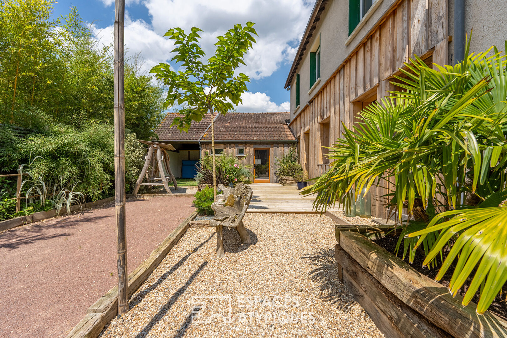 Renovated house with cottage in its green setting