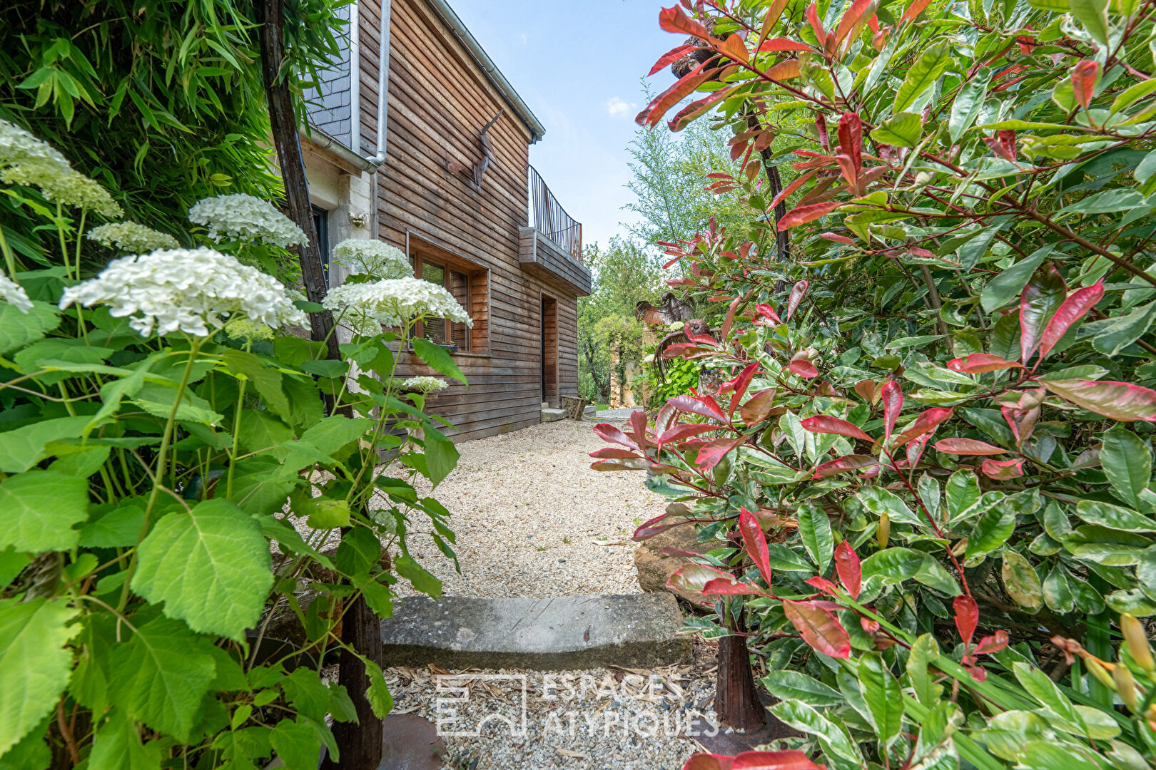Renovated house with cottage in its green setting