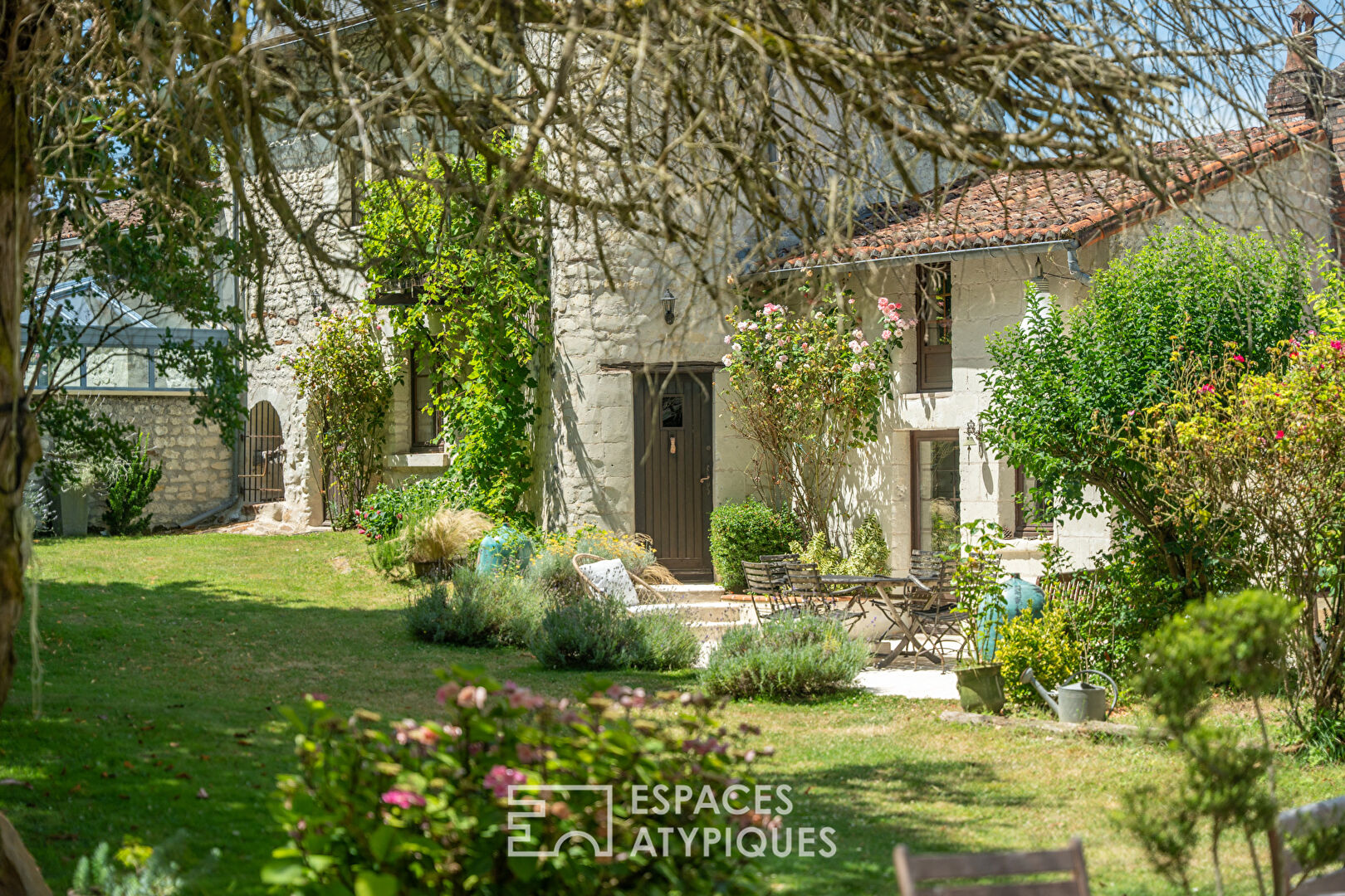 Propriété de caractère entièrement rénovée avec piscine et gîte