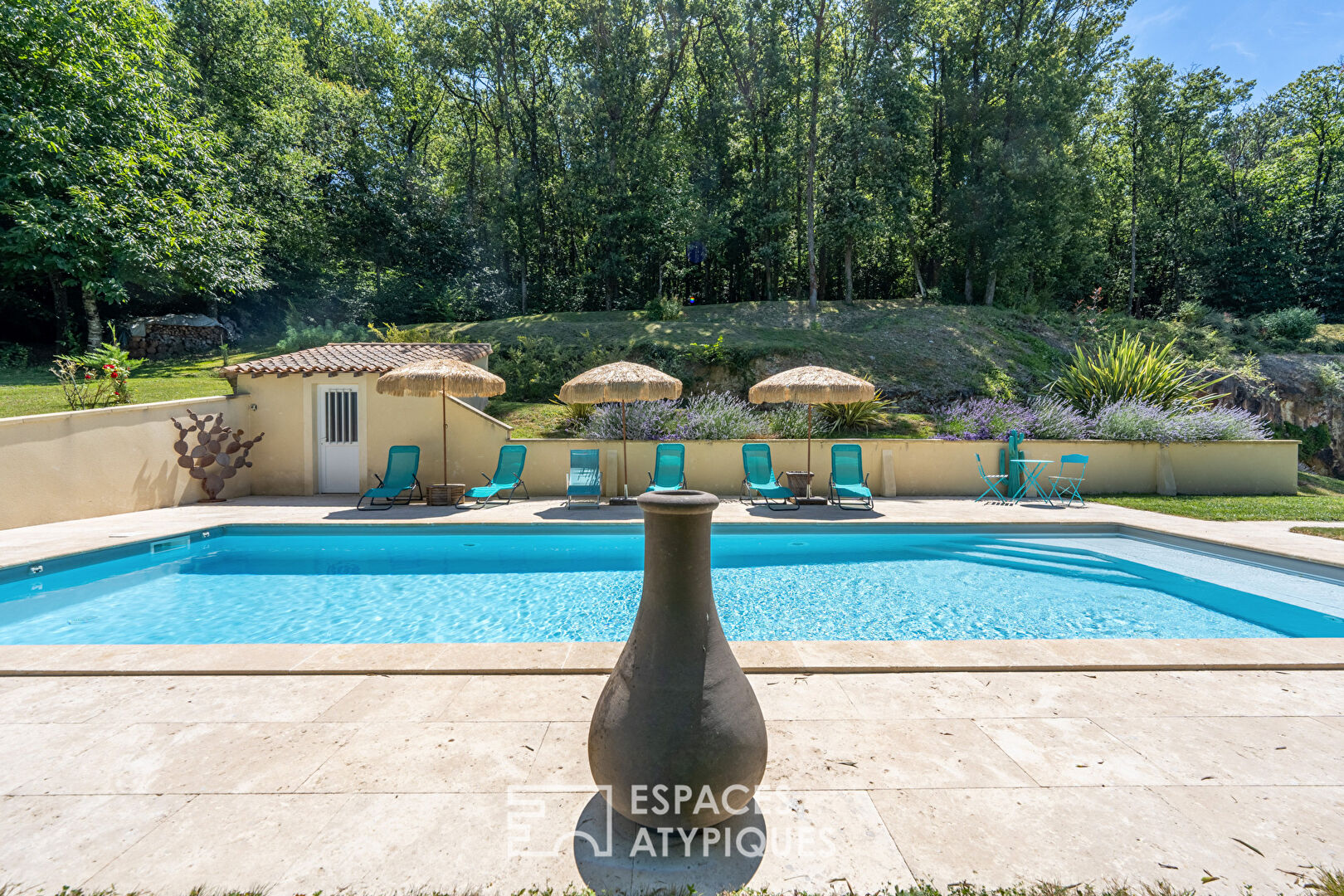 Propriété de caractère entièrement rénovée avec piscine et gîte