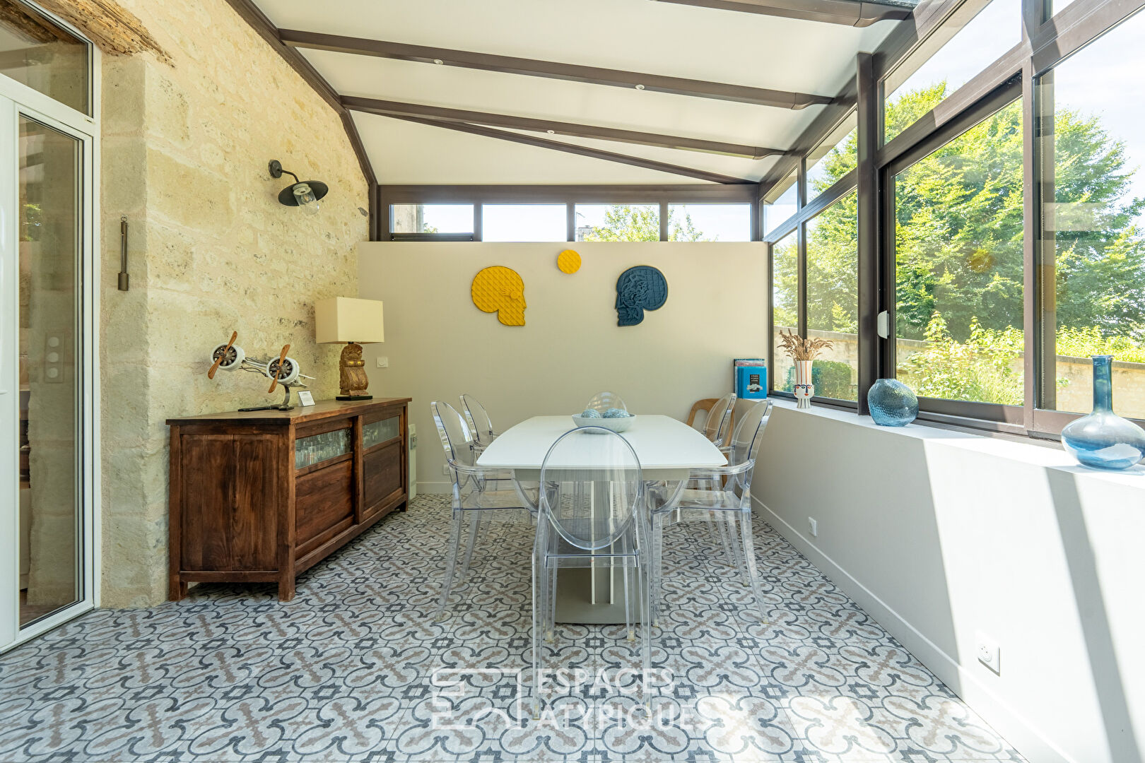 Propriété de caractère entièrement rénovée avec piscine et gîte