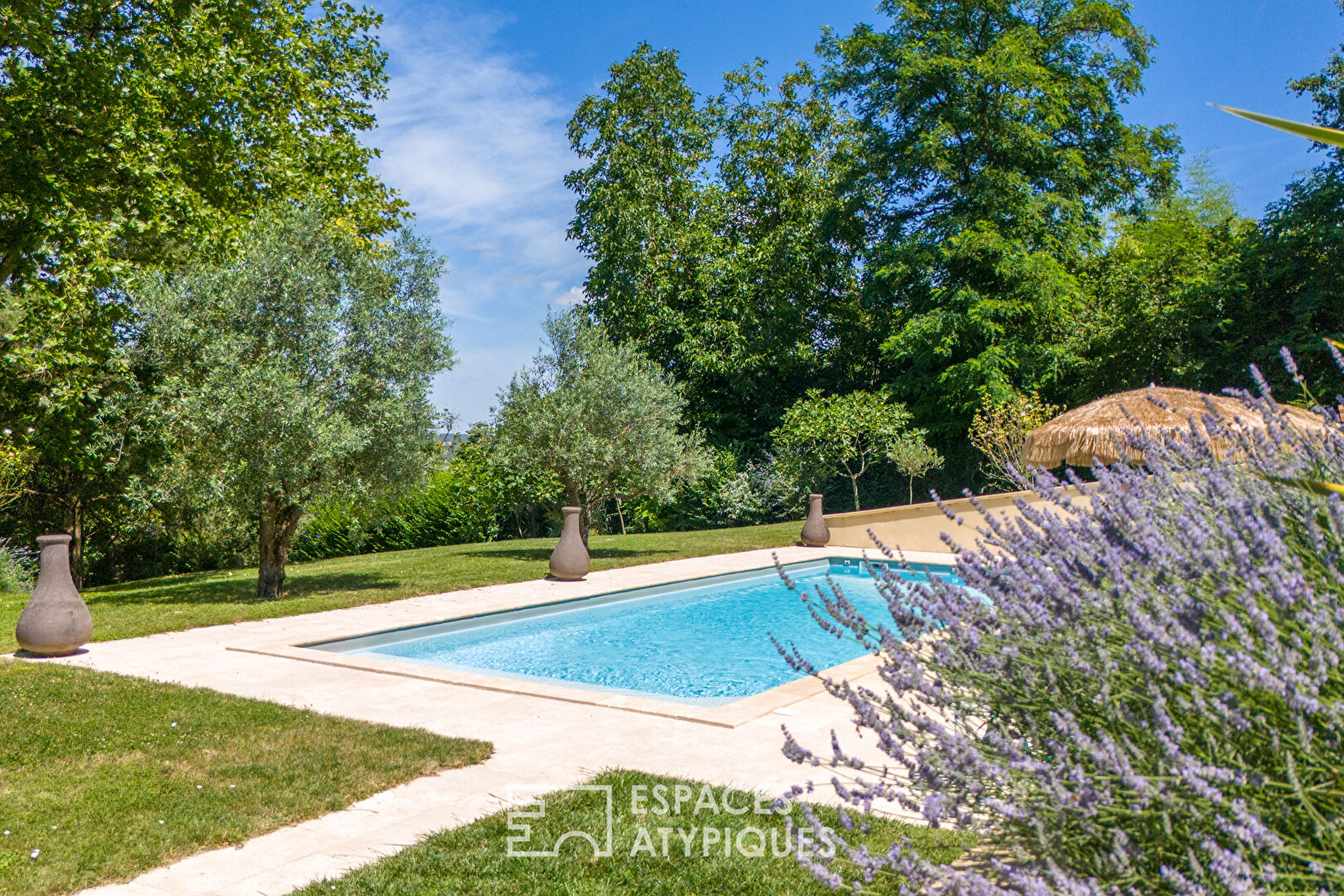 Propriété de caractère entièrement rénovée avec piscine et gîte