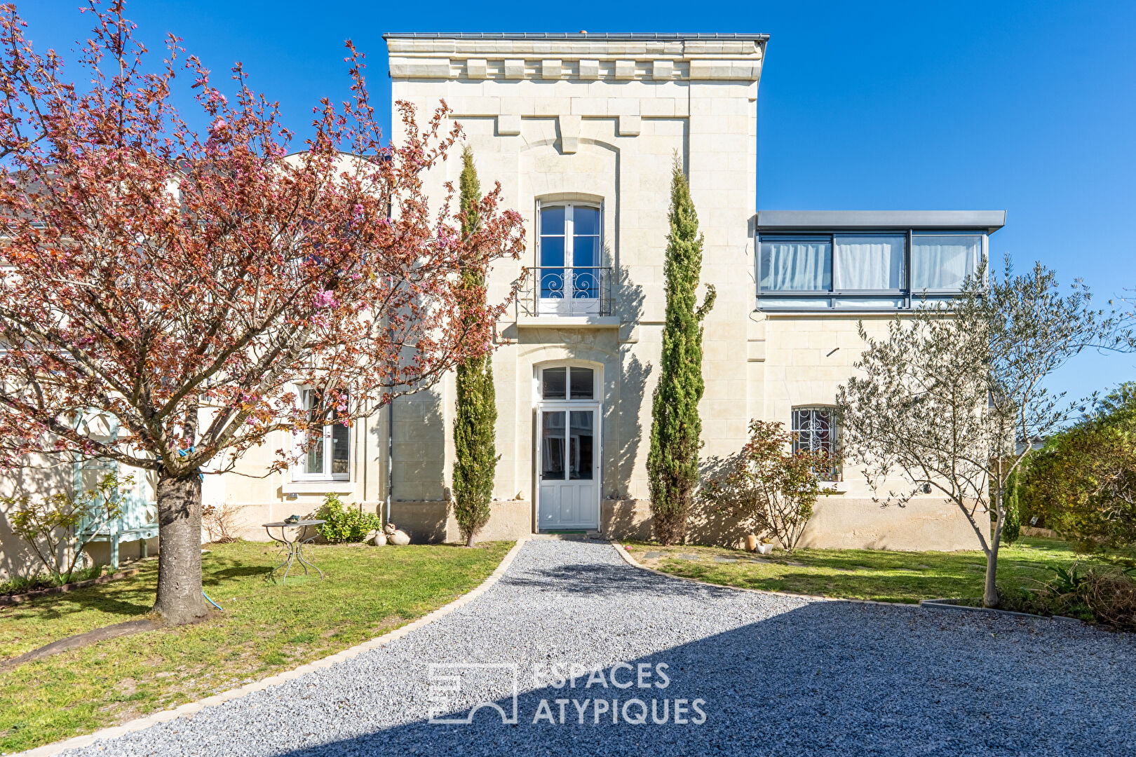 Charming house with exceptional outbuilding in the town center