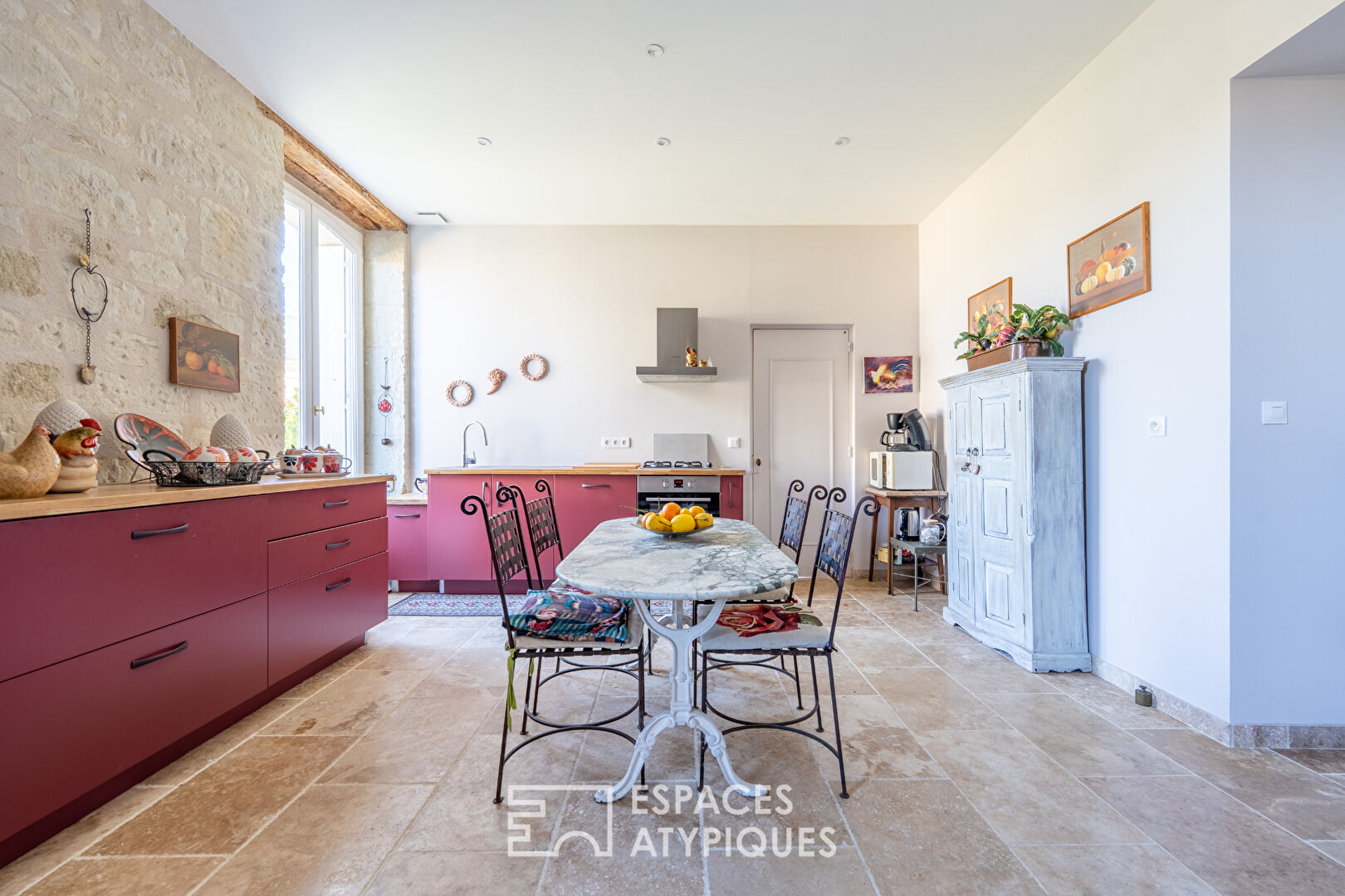 Charming house with exceptional outbuilding in the town center