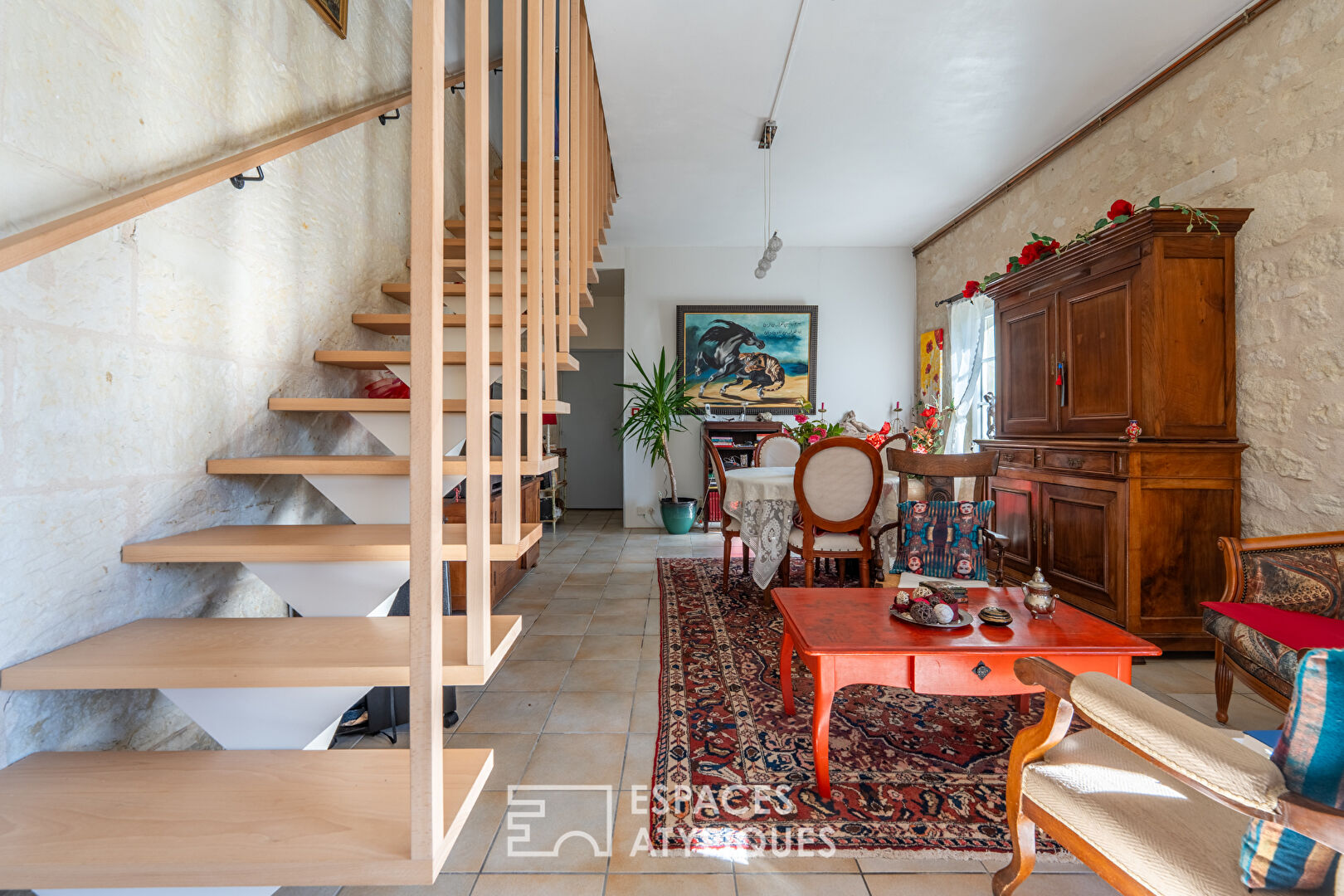 Charming house with exceptional outbuilding in the town center