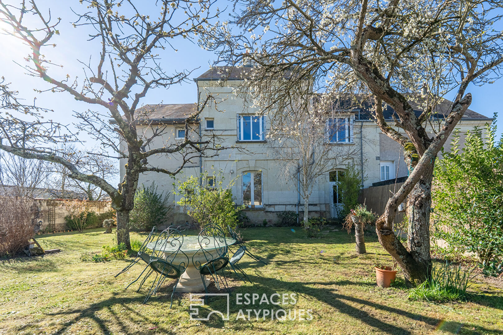 Charming house with exceptional outbuilding in the town center