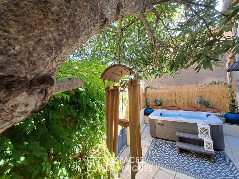 Maison en pierre avec cour arborée et jacuzzi, au coeur du Minervois