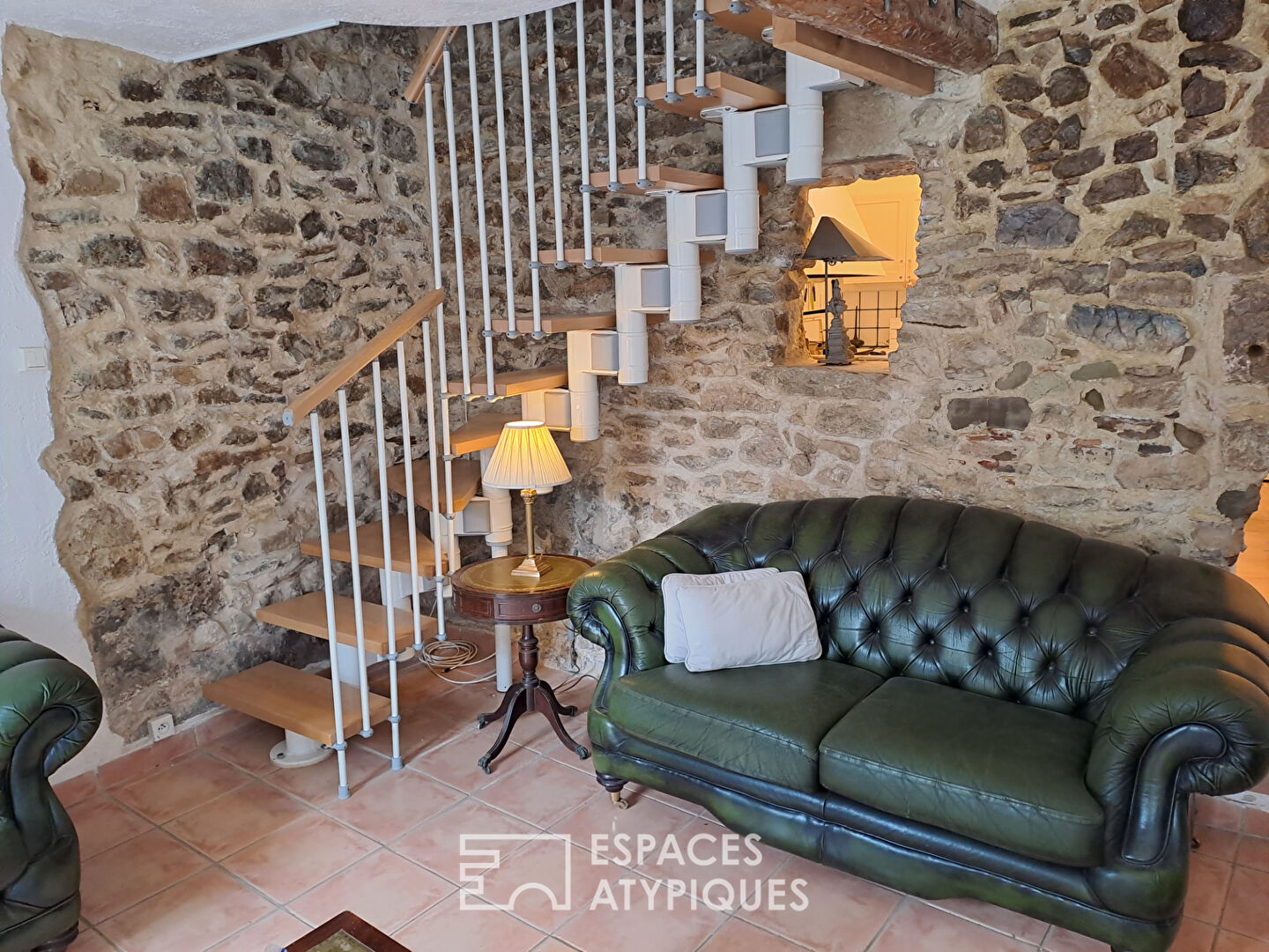 Maison en pierre avec cour arborée et jacuzzi, au coeur du Minervois