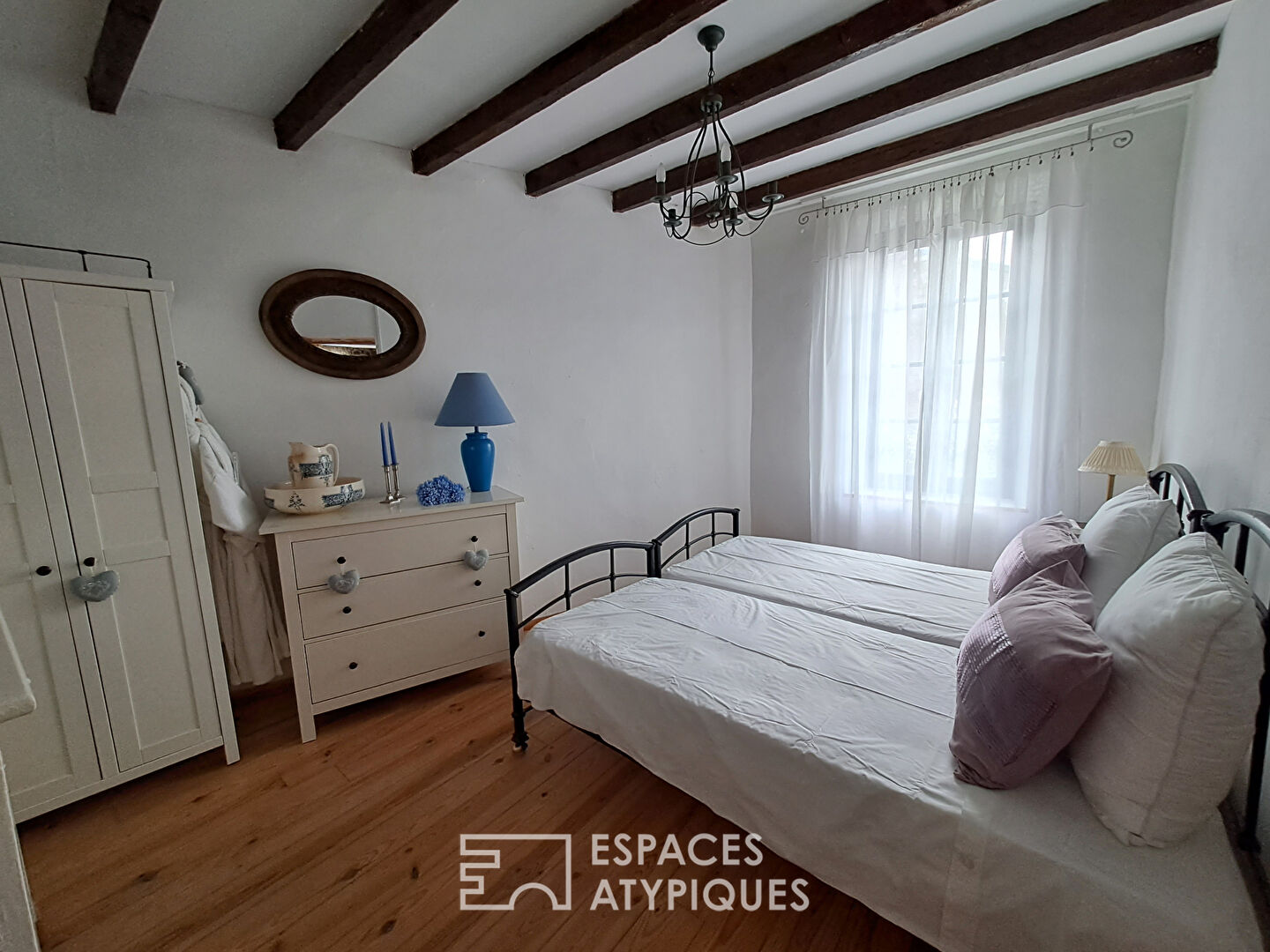 Maison en pierre avec cour arborée et jacuzzi, au coeur du Minervois