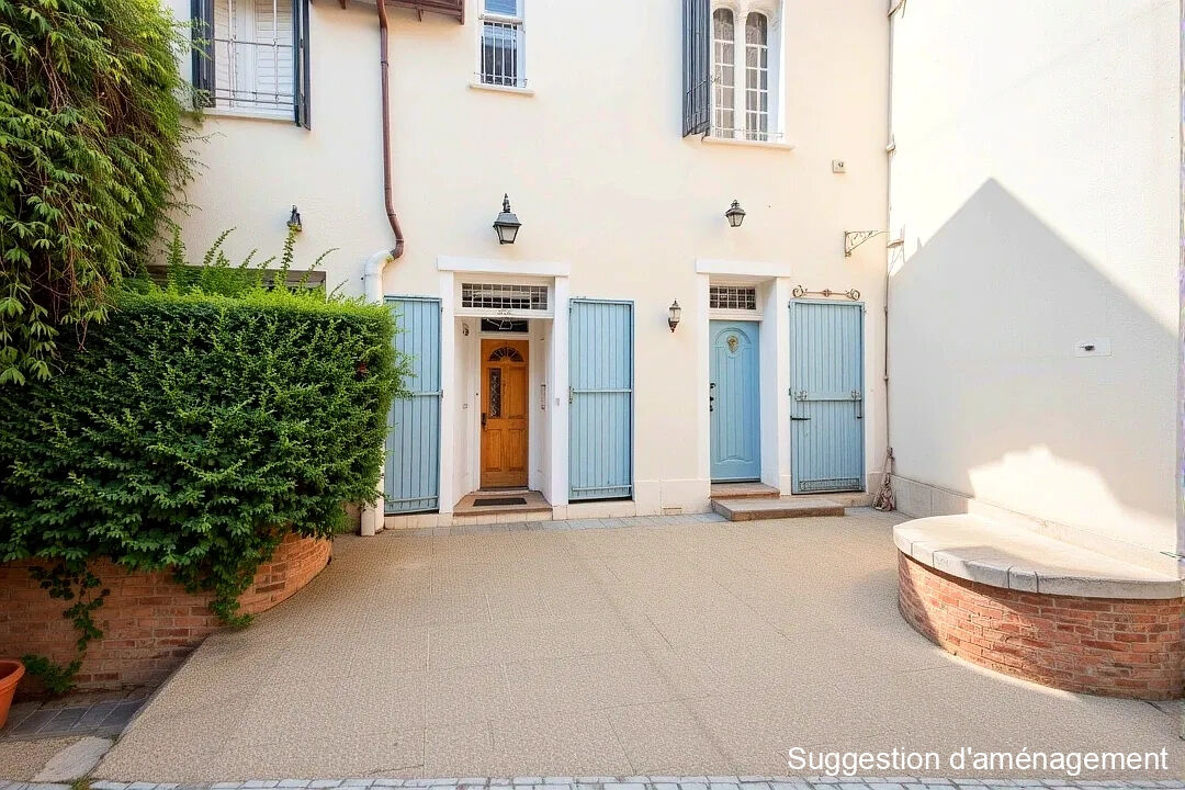 Maison de village avec cour privée et garage.