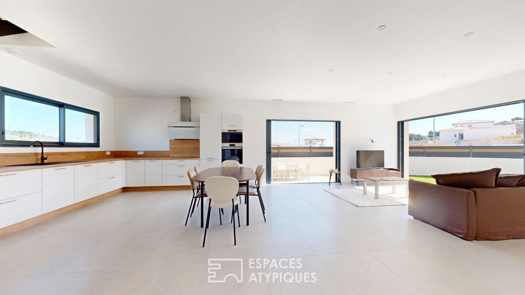 Villa contemporaine neuve avec vue dégagée sur les hauteurs de Narbonne