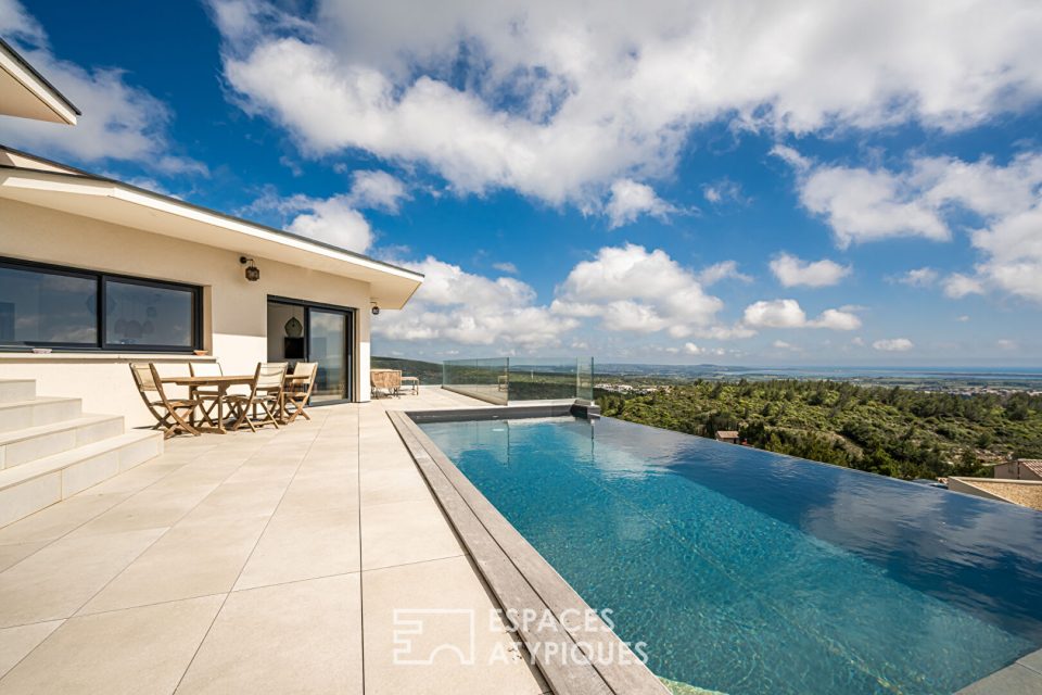 Villa d'architecte d'exception avec vue imprenable et piscine à débordement