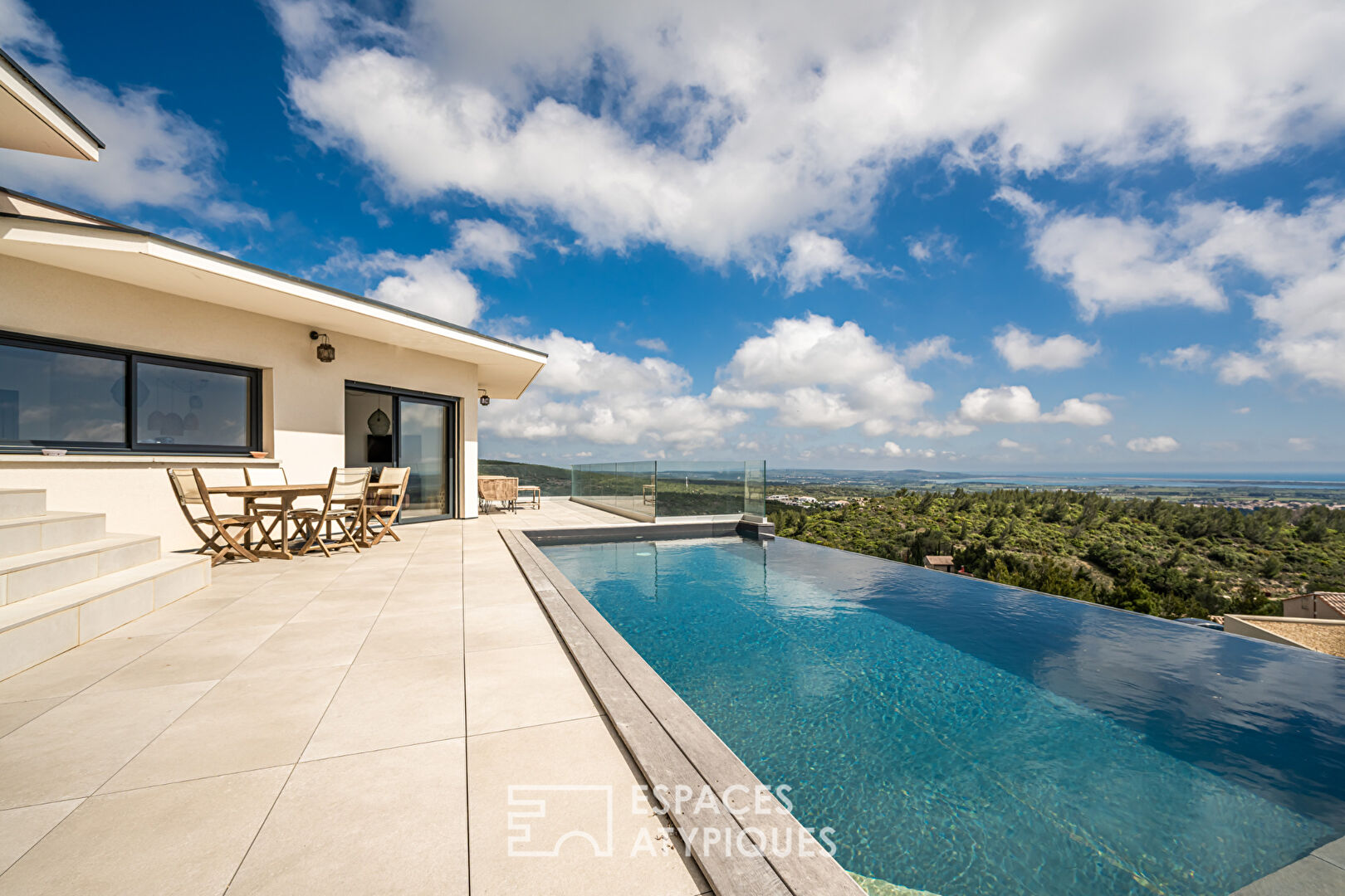 Villa d’architecte d’exception avec vue imprenable et piscine à débordement