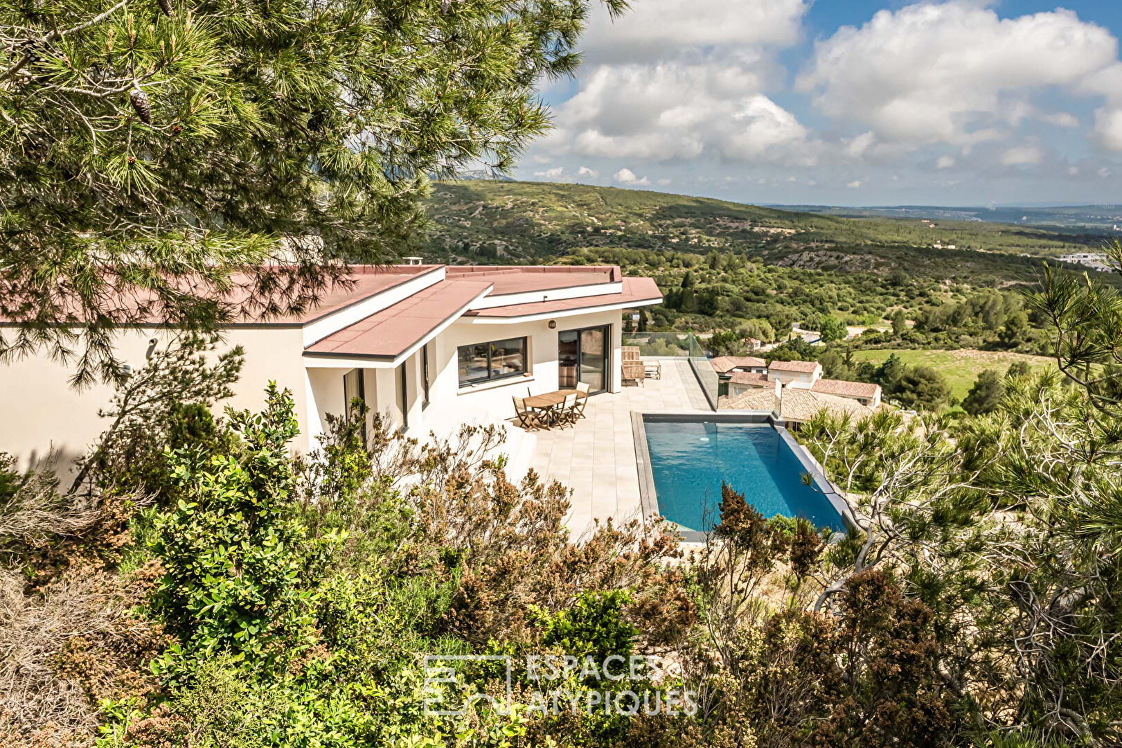 Villa d’architecte d’exception avec vue imprenable et piscine à débordement